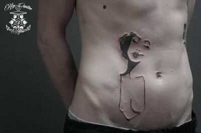 Парень кончает девушке на живот с татуировкой