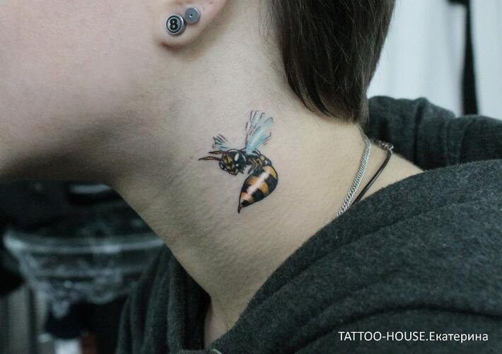 Фото тату Тату пчелы на шее