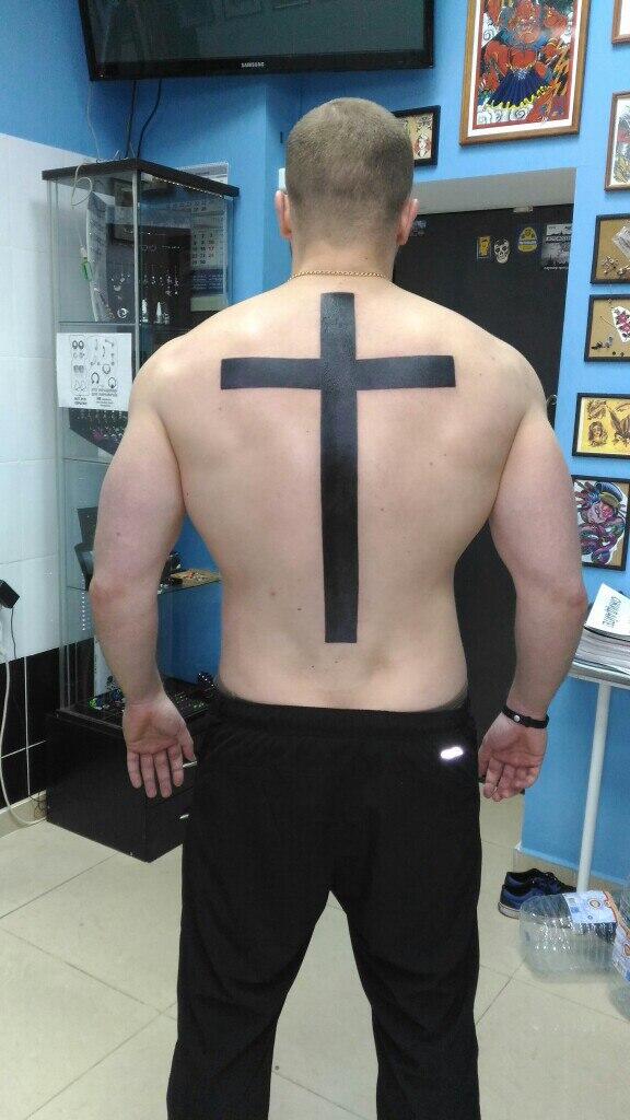 Тату крест на спине у мужчин фото