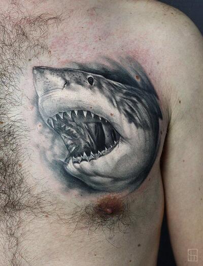 Тату акулы на груди