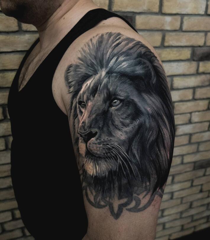 Татуировка лев на плече