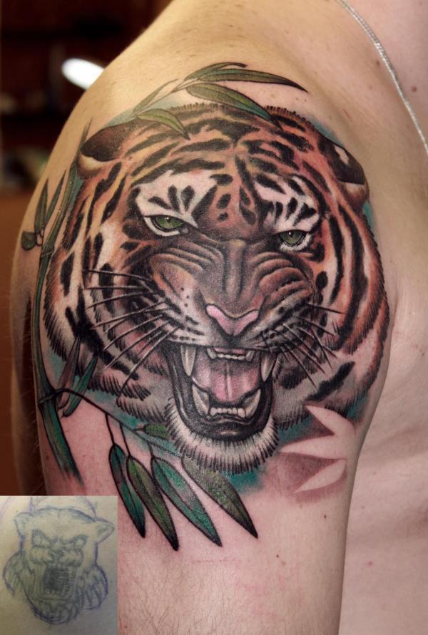 Фото тату Контрастный тигр на плече