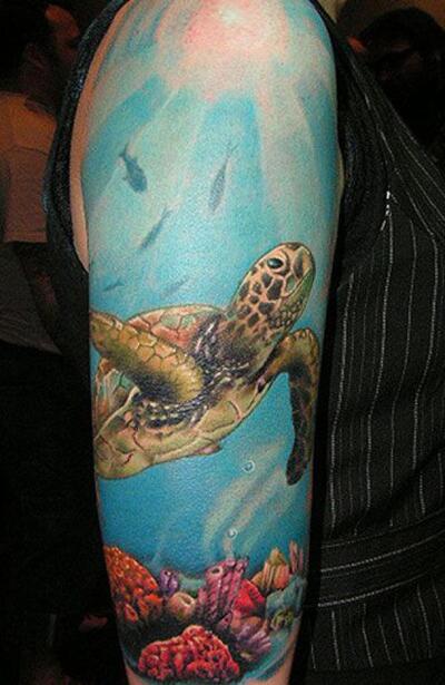 Морская черепаха на плече