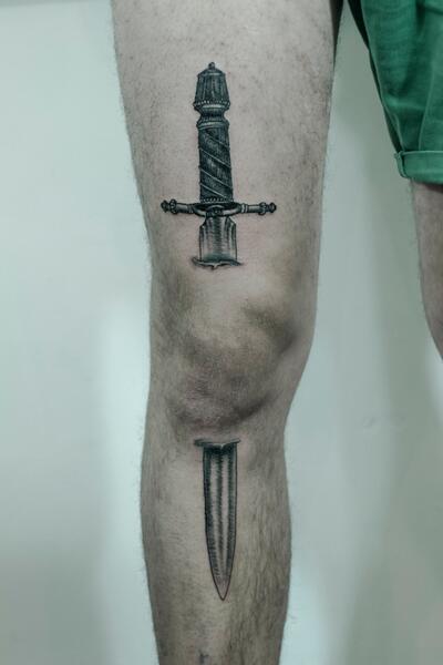 Татуировка меч на руке – символ силы и бесстрашия