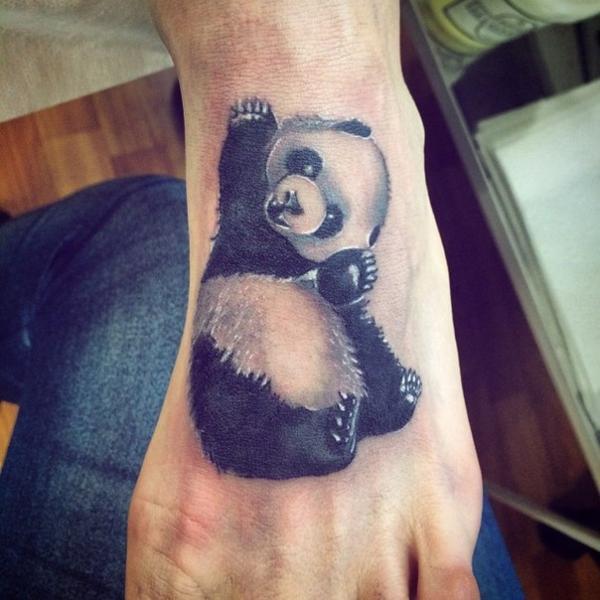 Фото тату Улыбающаяся панда на ступне