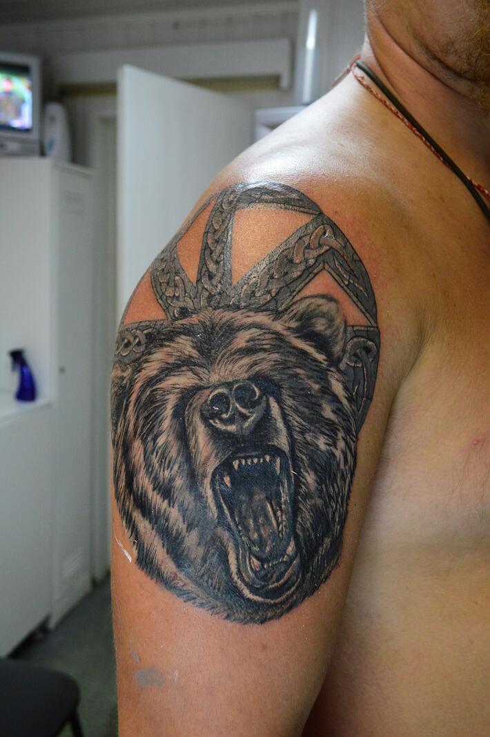 Фото медведя татуировки на плече фото