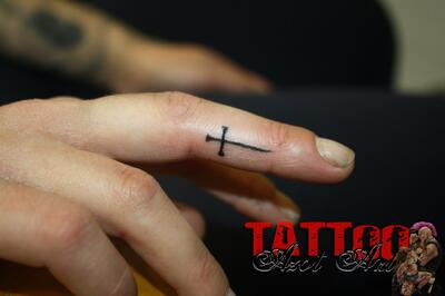 Тату крест на пальце: значение символа в тюрьме и обычной жизни