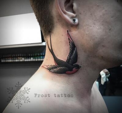 птицы улетающие ввысь - татуировка на шее женская - фото - tatufoto.com