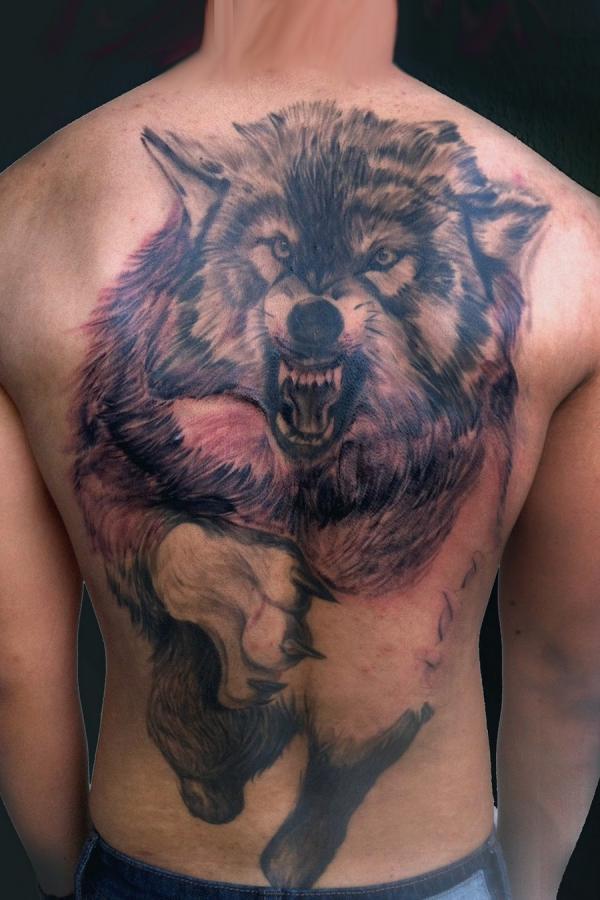 Фото тату Бросок волка на спине