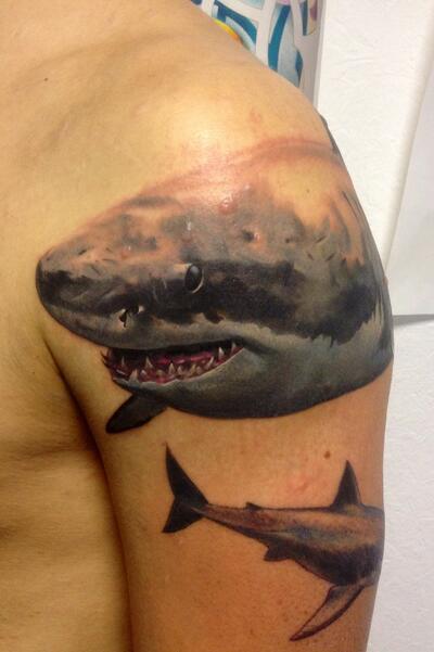 Тату акулы на плече