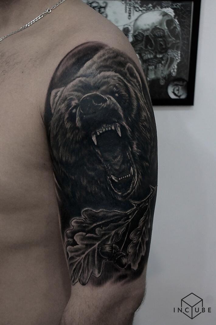 Татуировки для мужчин на плече медведь