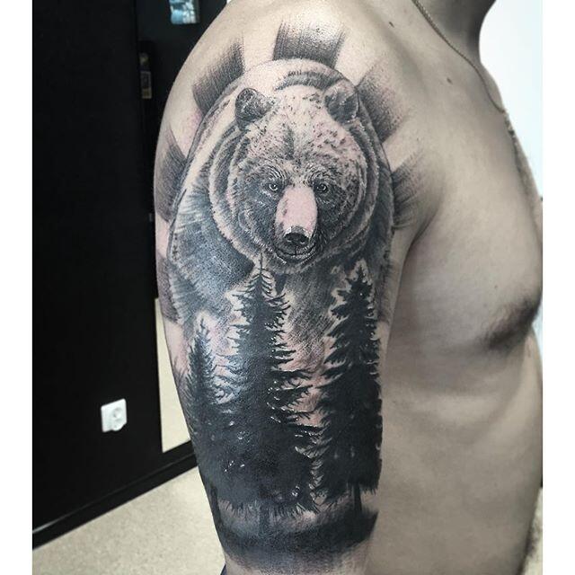 Тату медведь в лесу на плече