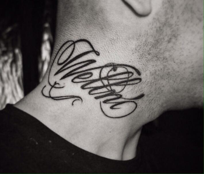 Татуировка за шее надпись