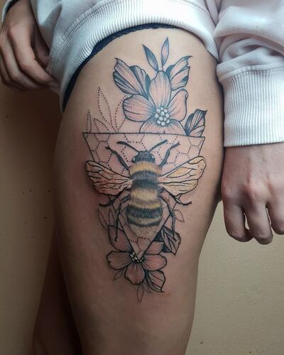 пчела с цветами