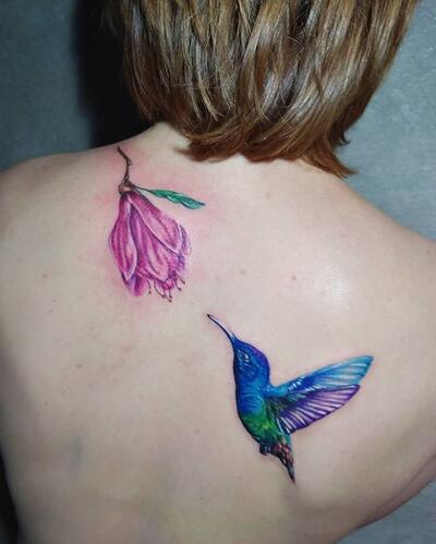 Цветок и колибри