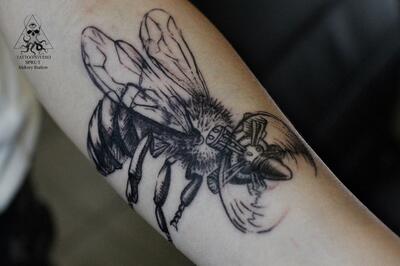 Тату пчелы на руке