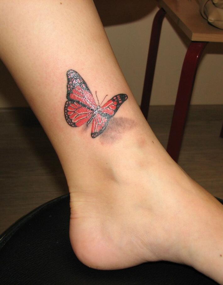 Татушка бабочка на ноге
