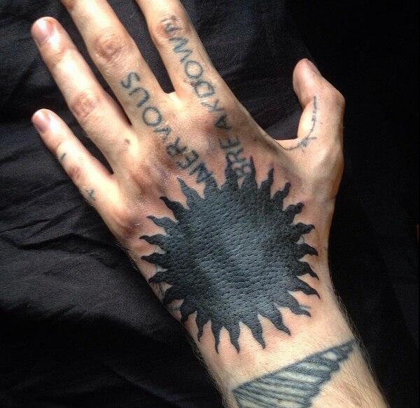 Татуировка солнце на кисти
