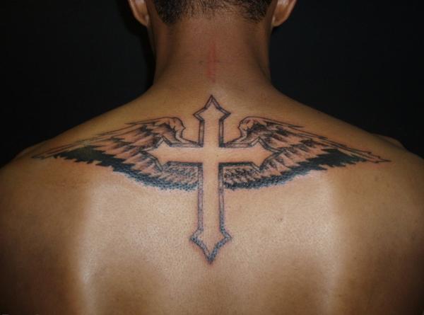 Фото тату Крест на спине с крыльями 