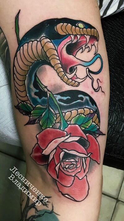 Змея на розе