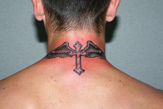 Татуировка крест с крыльями на шее