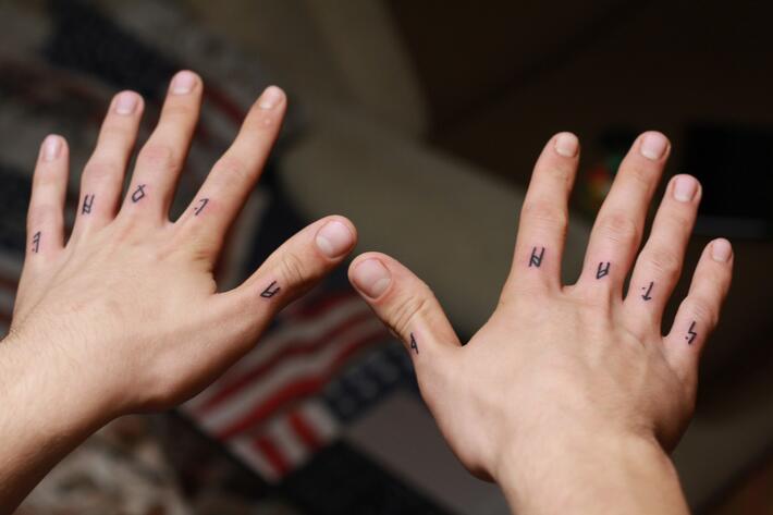 Фото тату Тату иероглифы на пальцах