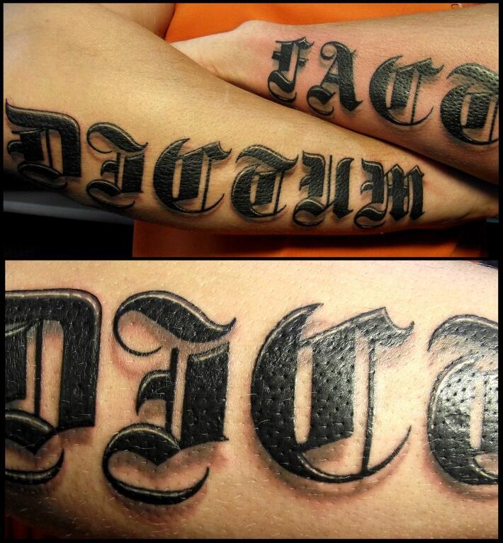 End ones life. Татуировки мужские надписи. Тату Готический шрифт на руке. Татуировки готическим шрифтом для мужчин. Тату в готическом стиле надписи.