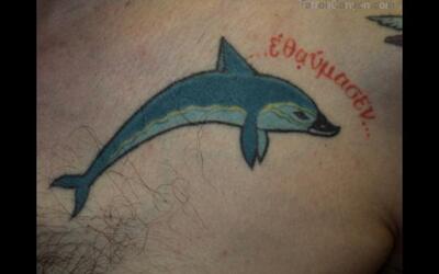 Дельфин с надписью