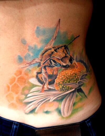 Тату пчелы на спине