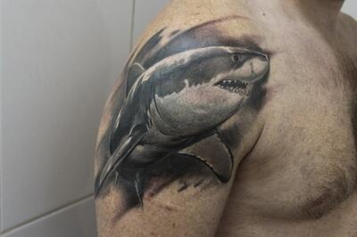 Тату акулы на плече