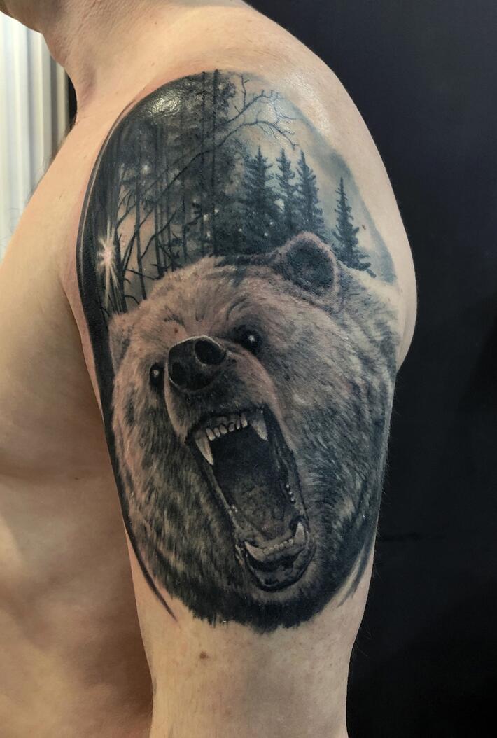 Тату медведь с лесом