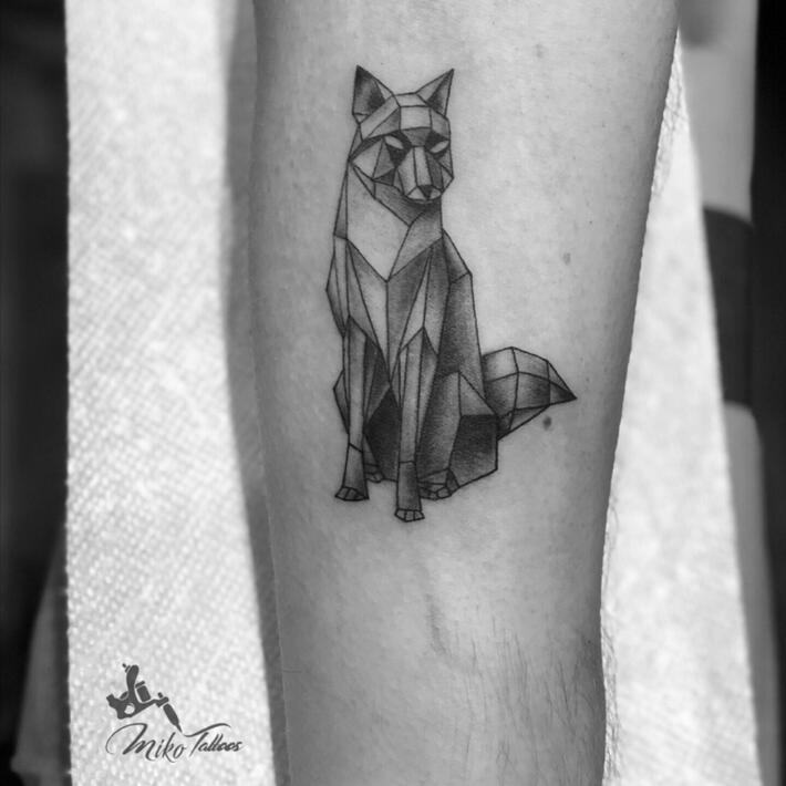 #geometrictattoo #lineworktattoo #foxtattoo 