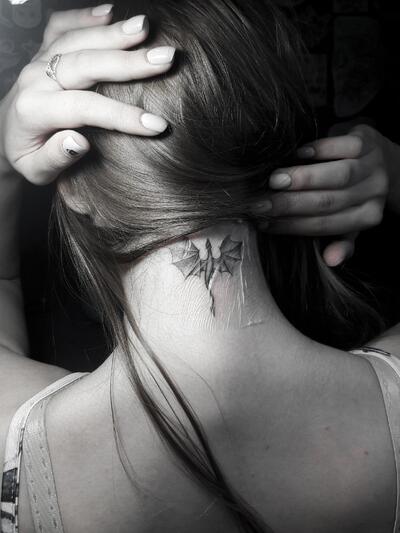 Тату (татуировки) Женские на шее: мужские и женские татуировки, 90 фото и эскизов от лучших тату-мастеров