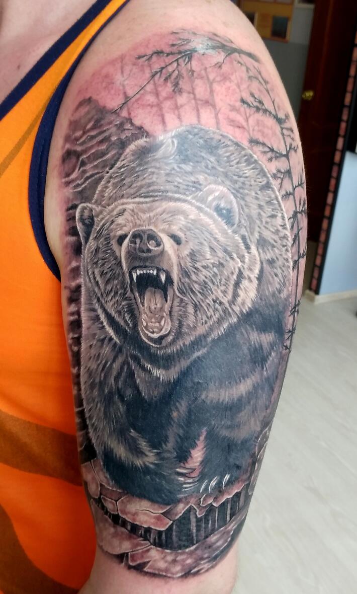 Тату медведь на плече