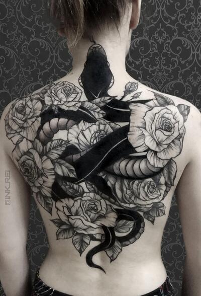 Символика татуировки змей на спине