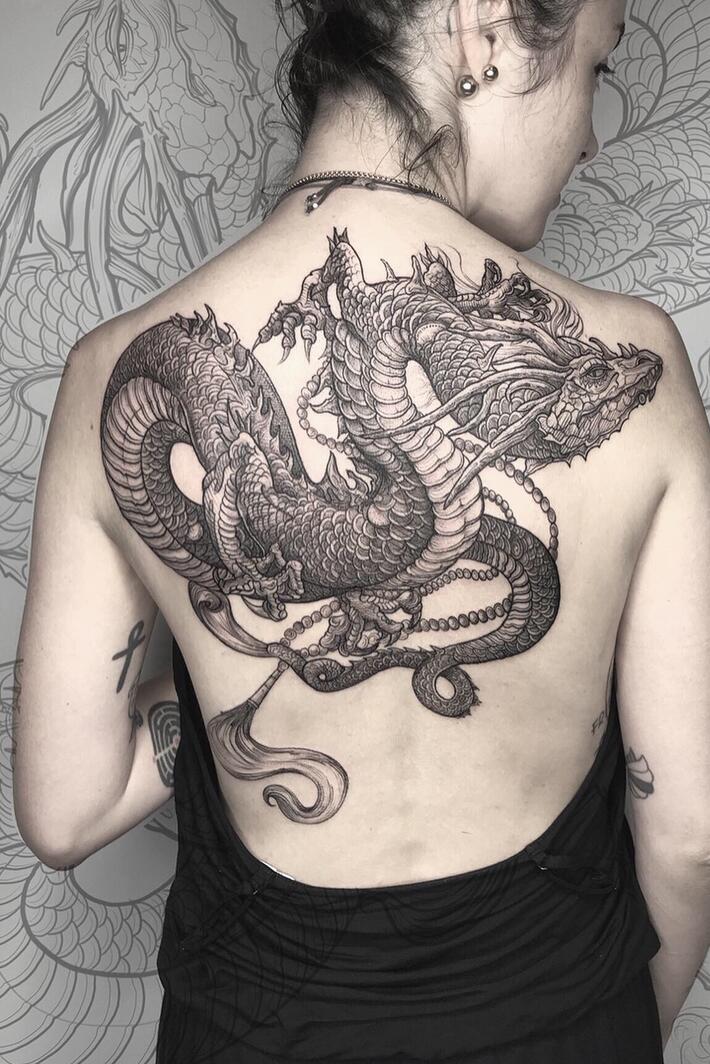 Татуировки драконов на спине женские