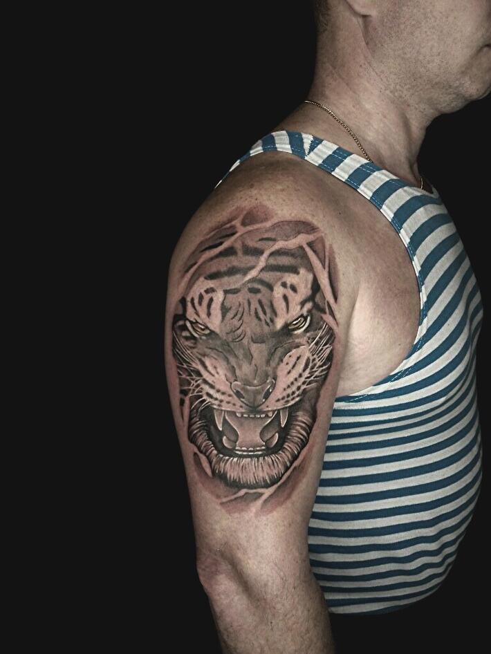Тигр на плечо мужские. Тату тигр. Тату тигра на плече. Тату на плече мужские. Татуировки с тигром для мужчин.