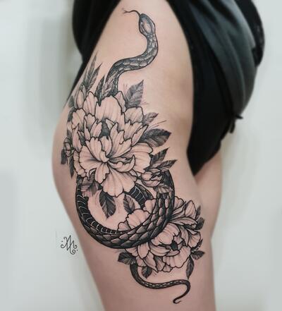 Татуировки роз на бедрах