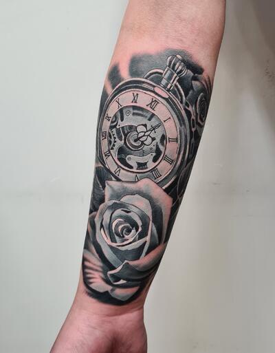 Часы и роза