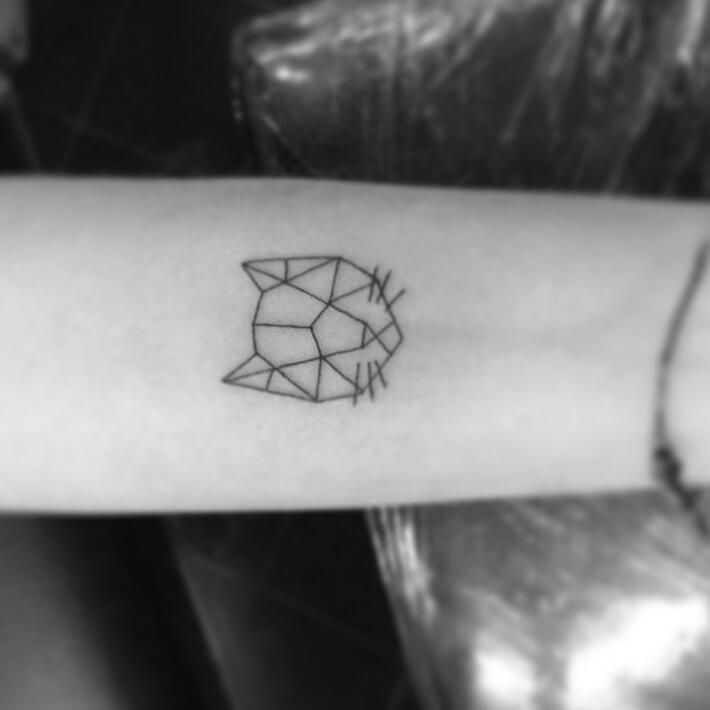 
#cattattoo #geometrictattoo #singleneedletattoo #girltattooartist #roxxaiin