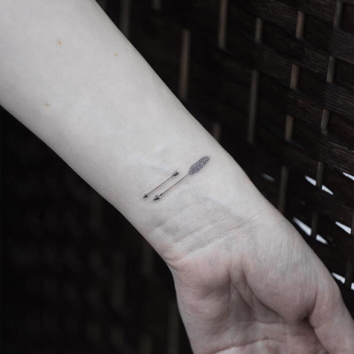 Значение стрелы в татуировках: отражение смелости и целеустремленности
