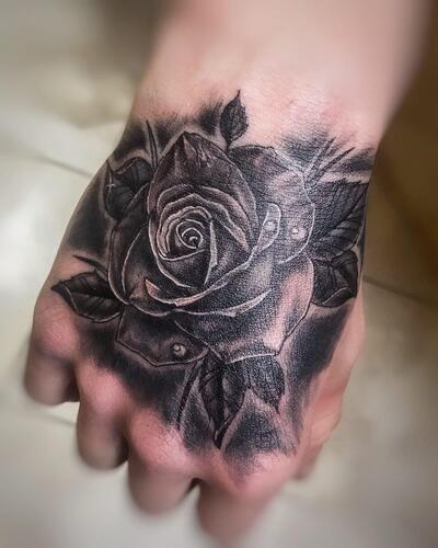 Татуировка роза у мужчины: значение и символика